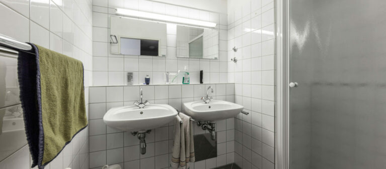 Badezimmer | Ernst Höger Studentenwohnhaus 2700  Wiener Neustadt